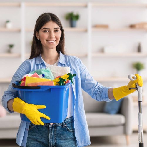 femme-de-menage-joyeuse-avec-equipement.jpg