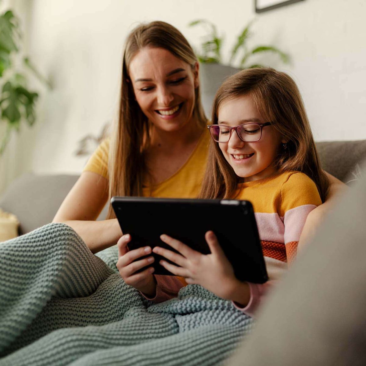 femme-se-repose-avec-enfant.jpg